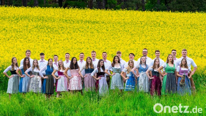 Die Großenfalzer Kirwapaare sind startklar für die Festtage. Bild: Kirwagesellschaft Großenfalz/exb
