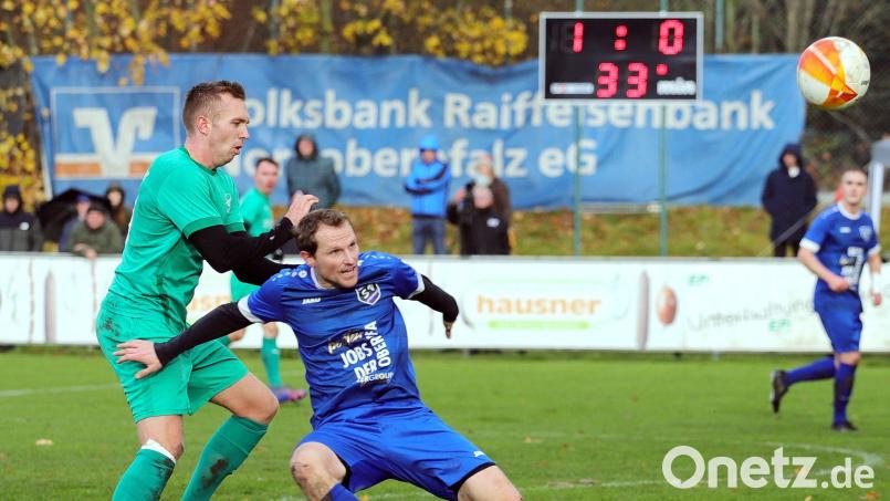 Den SV Etzenricht um Spielertrainer Andreas Wendl (rechts) hat der FC Weiden-Ost aus dem Weg geräumt. Auf dem Weg in die Landesliga heißen die Hürden für Noah Forster und Co. noch SpVgg Ruhmannsfelden sowie TV Parsberg oder TB/ASV Regenstauf. Archivbild: A. Schwarzmeier
