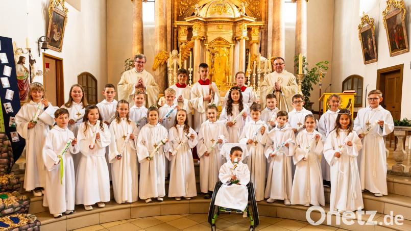Pfarrer Markus Bruckner (hinten rechts) und sein Vorgänger in Kulmain, Pfarrer Bernd Philipp (hinten links), zelebrierten den Festgottesdienst für 21 Erstkommunionkinder. Bild: Markus Koenig/exb