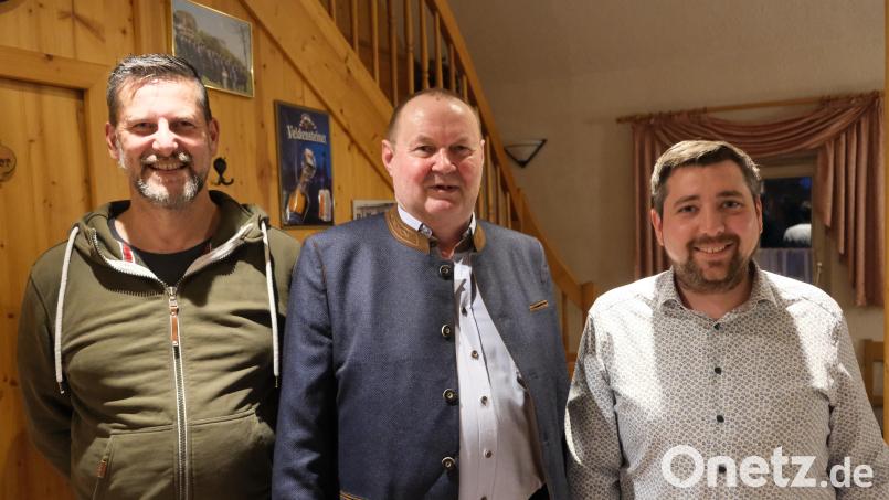 Bürgermeister Roman Berr und Ortsvorsitzender Klaus Strobel begrüßen Hannes Lutter (von links) als Interimskassier der Etzelwanger CSU. Bild: sre