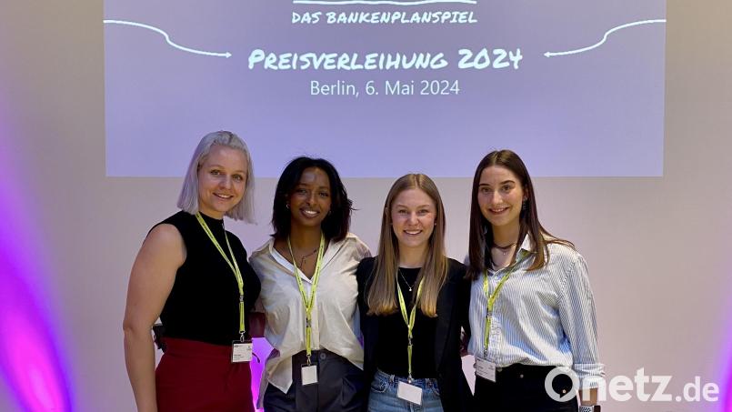 Lehrkraft Rebecca Bayer und die drei Finalistinnen Rekik Tadese, Amelie Heyd und Lucy Frötschl aus der Klasse 11b. Bild: Stiftland-Gymnasium/exb