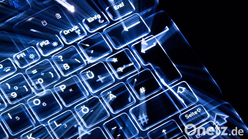 Einen Erpressungsversuch per E-Mail zeigte ein Ehepaar bei der Polizei Marktredwitz an. Bild: Sebastian Gollnow/dpa/Illustration