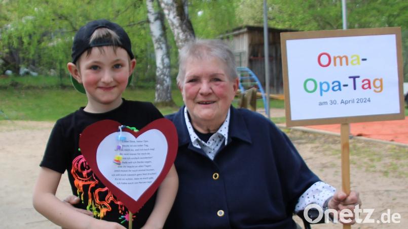 Ein Erinnerungsfoto mit den Großeltern war für die Kinder einer der Höhepunkte am Oma-Opa-Tag. Bild: Marktgemeinde Plößberg/exb