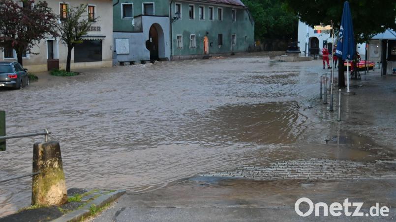 Wasser strömt am Dienstagabend über den Kastler Marktplatz zur Lauterach. Bild: gf