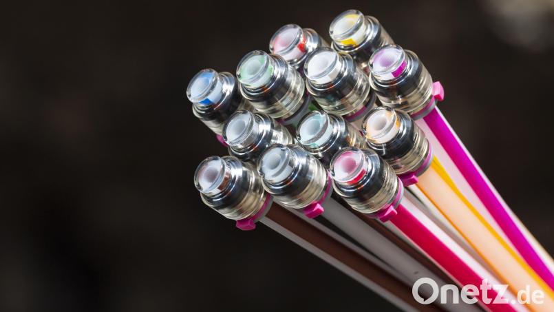 Die Glasfaseranbindung bis zum Endkunden ist in der Oberpfalz noch nicht so sehr verbreitet – bei Haushalten sind es 25 Prozent, bei den Unternehmen 26 Prozent. Die Oberpfälzer Wirtschaft will das ändern. Symbolbild: Matthias Rietschel/dpa