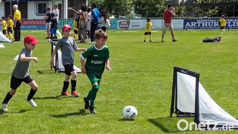 Die Fußball-Minis waren in Rieden mit Feuereifer bei der Sache. Bild: Gattaut