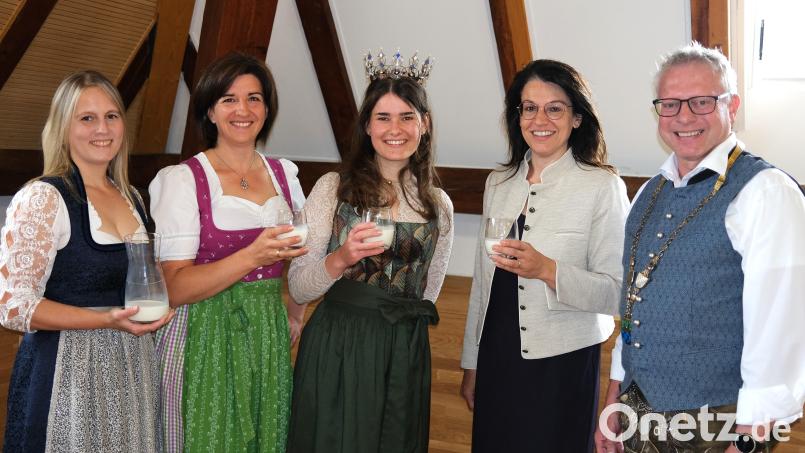 Ortsbäuerin Marion Hochmuth, Kreisbäuerin Sabine Schindler, MdB Martina Englhardt-Kopf und Bürgermeister Albert Meierhofer (von links) gartulieren der neuen bayerischen Milchkönigin Elisabeth Heimerl (Mitte) zum Gewinn des Titels. Bild: Hirsch