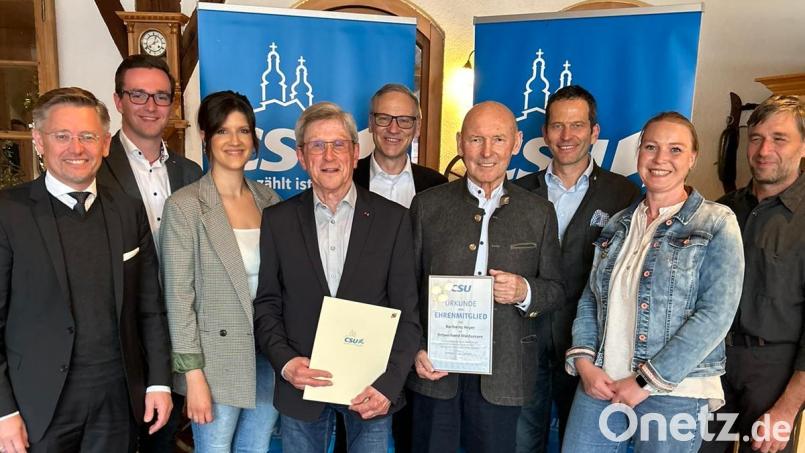 Ehrungen standen bei der CSU Waldsassen an. Im Bild (von links) MdL Tobias Reiß, Adrian Käß, Franziska Härtl, Hans Grillmeier, Bürgermeister Bernd Sommer, das neue Ehrenmitglied Karlheinz Hoyer, MdB Albert Rupprecht, Diana Männer und Jörg Wifling. Bild: Susanne Riederer/exb