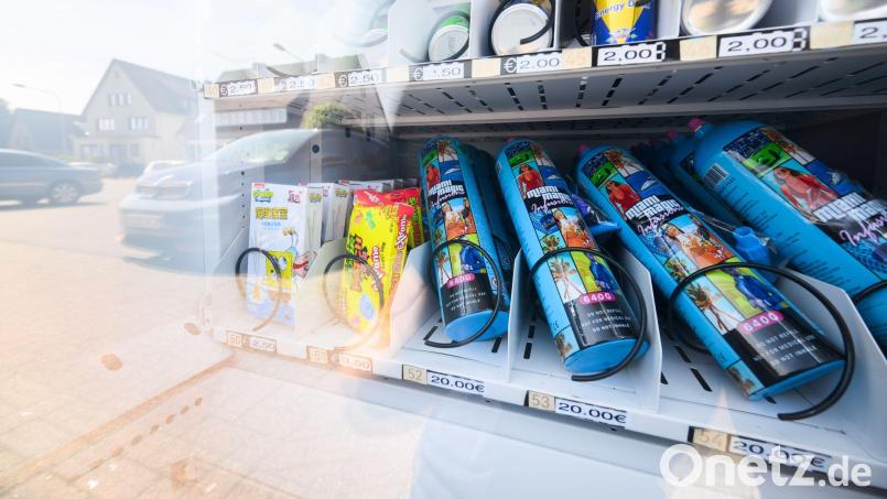 In Gifhorn bei Wolfsburg sorgt ein Warenautomat mit Lachgasflaschen neben Süßigkeiten und Einweg-E-Zigaretten für Proteste. Bild: Julian Stratenschulte/dpa