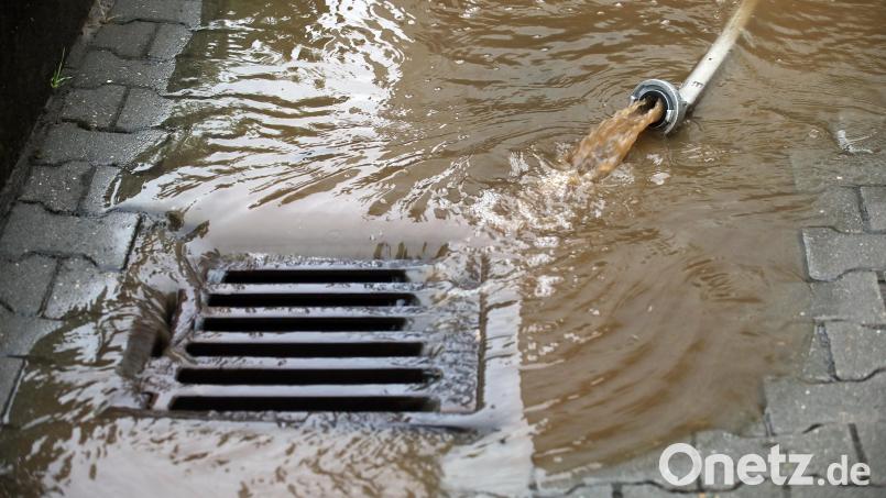 Keller auspumpen: Für viele Hauseigentümer ist das nach dem Starkregen am Dienstag im Raum Schwandorf nötig. Symbolbild: Wolfgang Steinbacher