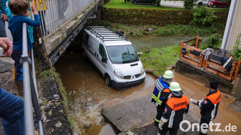 Der weiße Transporter hätte bereits in der Nacht auf Mittwoch geborgen werden sollen. Allerdings gelang es den Einsatzkräften erst am Mittwochmorgen, das Fahrzeug aus der Lauterach zu ziehen. Bild: Wolfgang Steinbacher