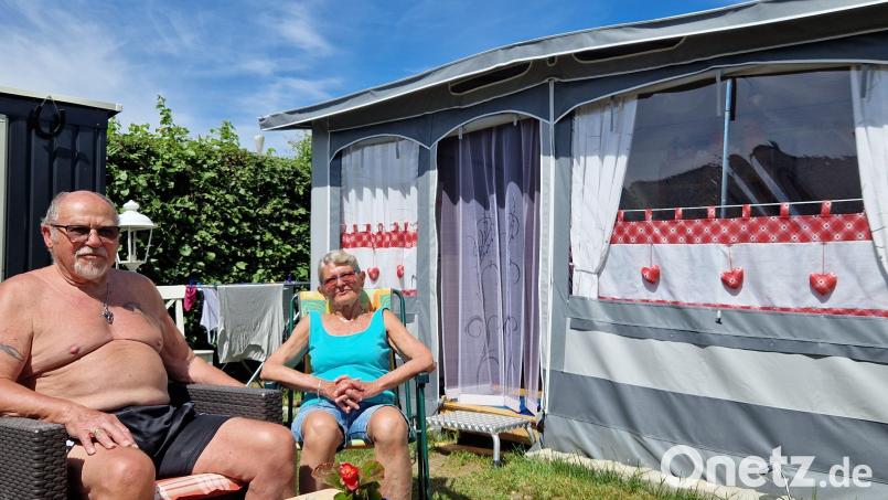 Ganz entspannt in der warmen Mai-Sonne: Das Camper-Ehepaar Heinz und Ulrike Zahn aus Amberg im Campingpark Nabburg Bild: Thomas Dobler