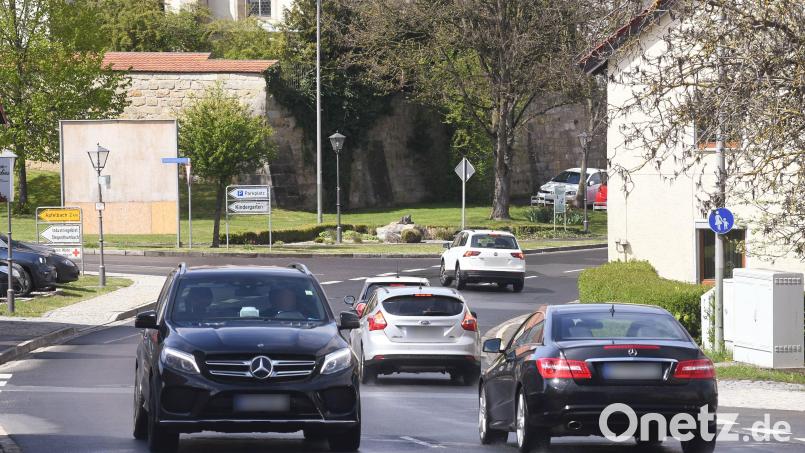 Eine Anwohnerin der Grafenwöhrer Straße in Eschenbach bemängelt das starke Verkehrsaufkommen. Bild: Gabi Schönberger