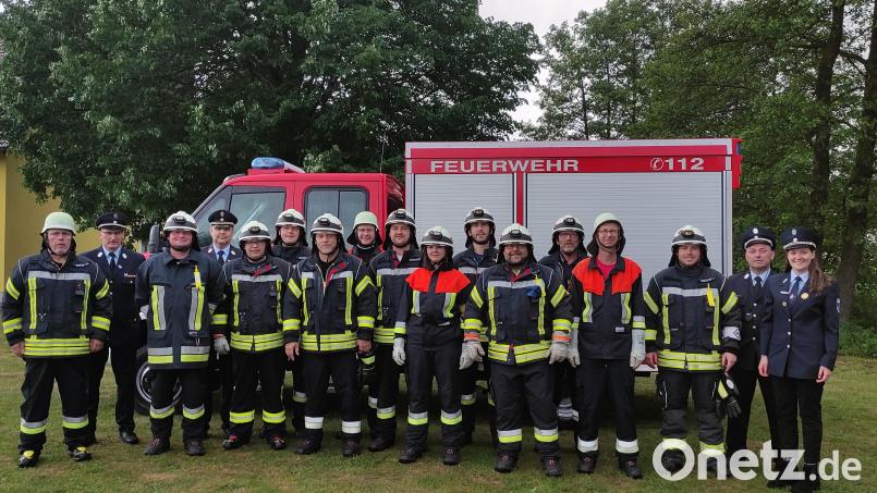 Die Feuerwehr Tremmersdorf absolviert als erste Wehr in der Kreisbrandinspektion Neustadt/Waldnaab West das Leistungsabzeichen Ü40 BFV 2 (Silber). Sieben Rothelme erreichten erstmals dieses Abzeichen. Insgesamt unterzogen sich 13 Teilnehmer der Leistungsprüfung „Die Gruppe im Löscheinsatz“. Bild: rod