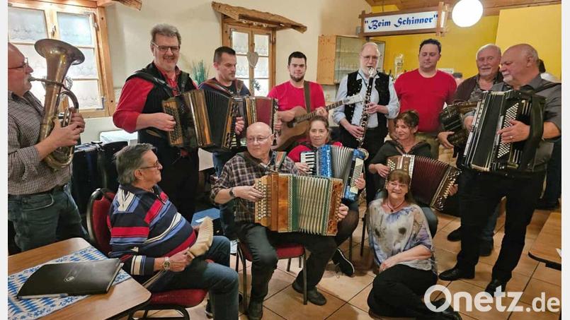 Organisiert von Maria Storek (sitzend rechts), spielten Reinhold Brand, Werner Ponnath, Erwin Hornauer, Stefan Hösl, Theo Helgert, Sandro Weber, Sophia Weber, Herbert Storek, Uli Affolter, Marco Hösl, Ludwig Dötsch und Gerd Retzer (von links) schwungvoll auf. Bild: Musikantenstammtisch Kemnath/exb