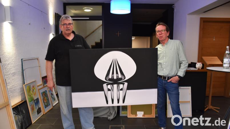 Werner Müller und Wolfgang Horn (von links) präsentieren das Meisterwerk von Robert Christ. Bild: ubb