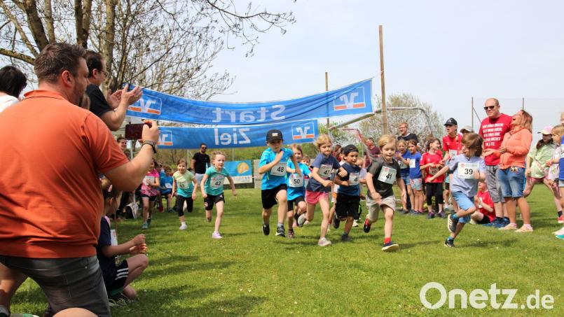 Hochmotiviert zeigten sich die jungen Sportlerinnen und Sportler beim Kinderlauf der SpVgg Weigendorf. Bild: Oleh Tereshenko/exb