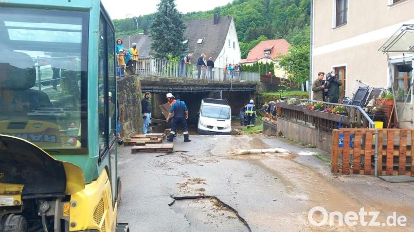 Der weiße Transporter wurde am Dienstagabend in Kastl unter die Brücke in der Ortsmitte gespült und hatte sich dort verkeilt. Am Mittwochvormittag gelang es, das Fahrzeug herauszuziehen. Bild: wpt
