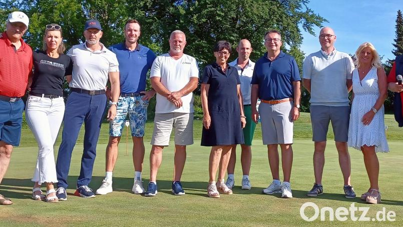 Durchaus spannend verlief am Montag die neunte Auflage des „Preises des Clubwirtes“ des GLC Schmidmühlen, bei dem Spielleiter Reinhold Scharl (rechts) die Siegerinnen und die Sieger auszeichnete. Bild: lst/exb