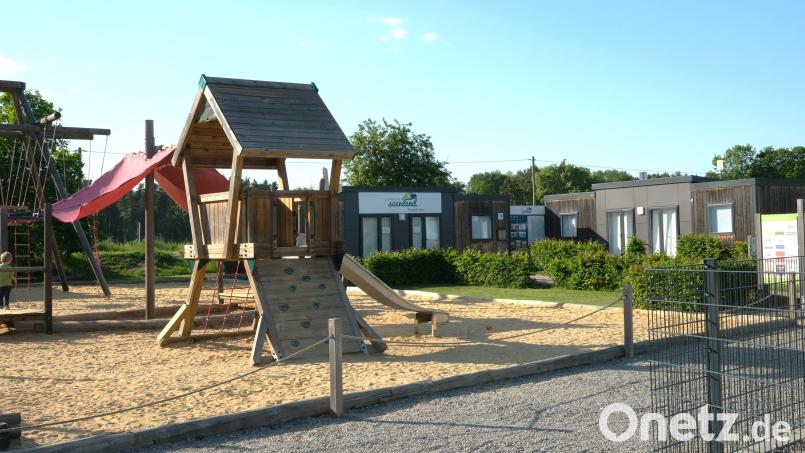 An dieser Stelle entsteht die neue Event-Locaktion der Steinberger Kugel. Der Spielplatz wird verlegt. Diie Container des Zweckverbandes Seenland (Hintergrund) verschwinden. Die Tourist-Information wird in das Veranstaltungsgebäude integriert. Bild: Hirsch