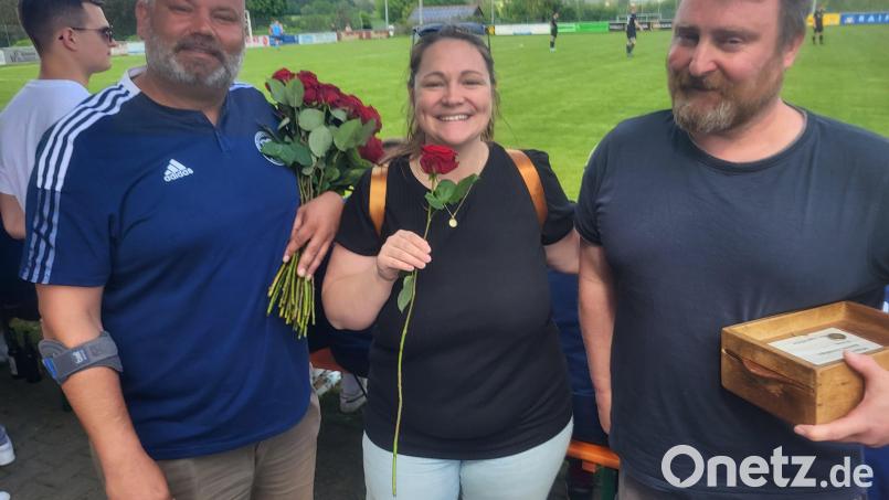 Die Platzkassiere der SpVgg Moosbach überreicht langstielige rote Rosen an die Mütter auf dem Sportgelände. Bild: gi