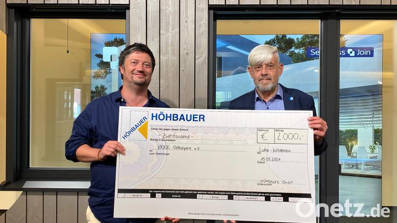 Christoph Höhbauer, Geschäftsführer der Höhbauer GmbH, und Michael Gradl, VKKK-Beirat (von links), bei der Spendenübergabe. Bild: Höhbauer GmbH/exb