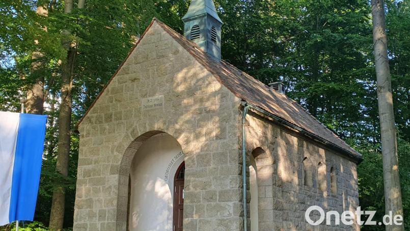 Die Bildkapelle Maria vom Troste liegt idyllisch im Felixwald. Blumen und Kerzen zeigen, dass das Kirchlein immer noch gerne aufgesucht wird. Bild: mas
