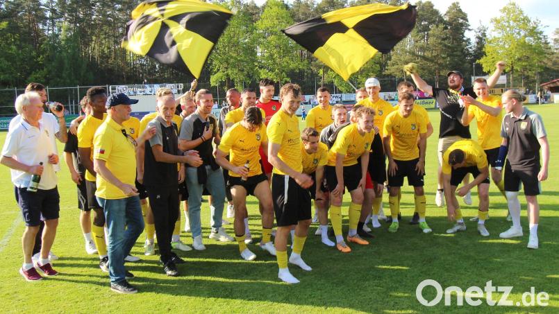 Der FC Amberg bejubelt die Bezirksliga-Meisterschaft sowie den Aufstieg in die Landesliga. Bild: war