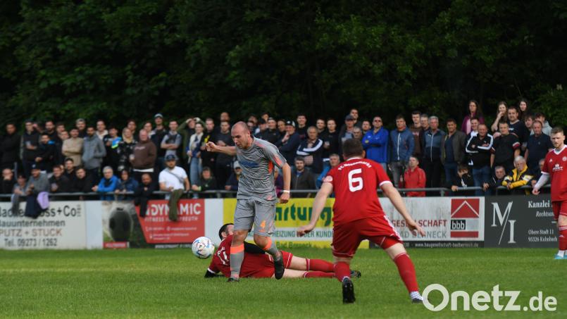 Niklas Foti (Mitte) und der TSV Waldershof unterlagen in der Relegation zur Bezirksliga dem FC Neuenmarkt mit 1:2.. Bild: Hans Wunder