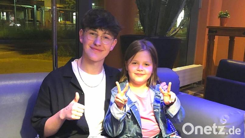 Party nach dem „The Voice Kids“-Finale in Berlin: Lina aus Schneeberg freut sich mit Jakob aus Limburg über dessen Sieg bei der Sat.1-Talentshow. Bild: Thomas Roth