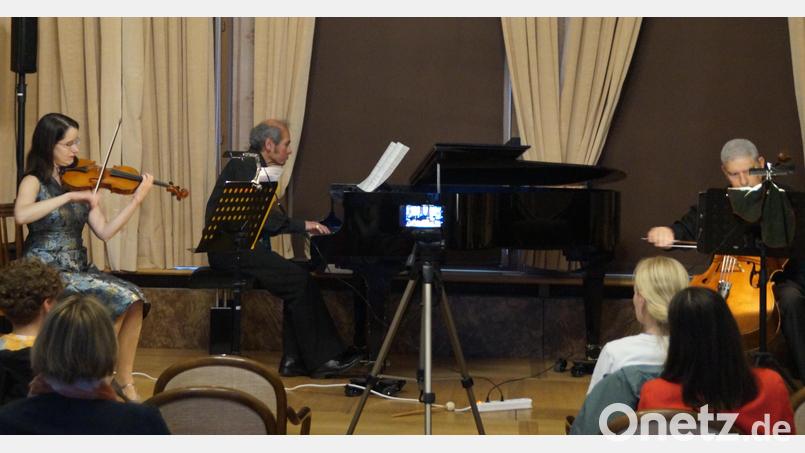 Das Ensemble "TRIOnfal" mit Susanne Hofmann, Gustavo La Cruz und Carlos Nozzi (von links) präsentiert den Tango Argentino meisterhaft Bild: wel