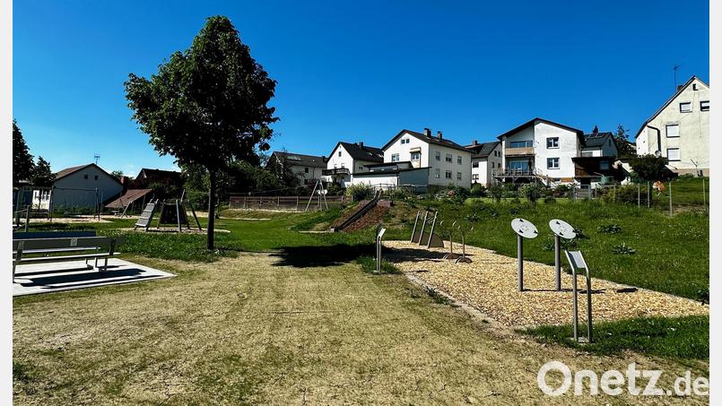 Wenn das frisch angesäte Gras auf dem neugestalteten AWO-Spielplatz in der Rastenhofer Straße in Neustadt/WN üppig sprießt, gibt es Steckerleis für die Kinder, die zur Eröffnung kommen. Bild: Ramona Herrmann/exb