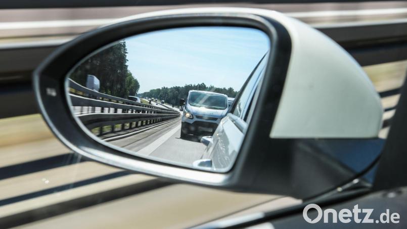 Zwei Autofahrer haben unterschiedliche Ansichten über den korrekten Sicherheitsabstand und liefern sich eine hitzige Auseinandersetzung. Symbolbild: Patrick Pleul/dpa-Zentralbild/dpa