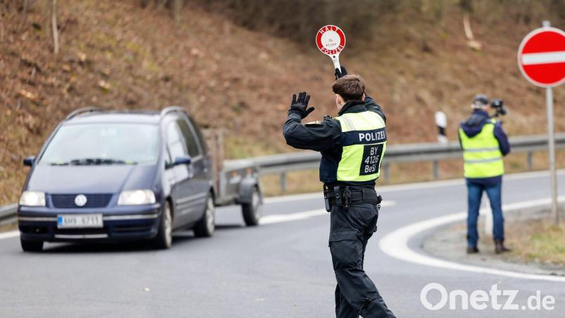 Beamte der Grenzpolizei Waidhaus stellen gestohlene Kleidung sicher. Symbolbild: Daniel Löb /dpa