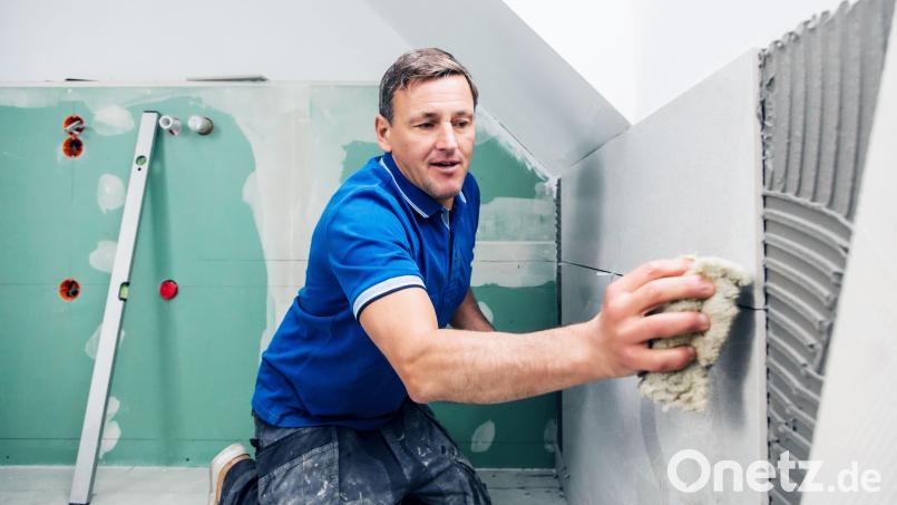 Bei einem ordnungsgemäß abgeschlossenen Werkvertrag sind Handwerker gesetzlich verpflichtet, für ihre Arbeit eine Gewährleistung zu geben, das heißt, auftretende Mängel zu beseitigen. Symbolbild: karepa – stock.adobe.com