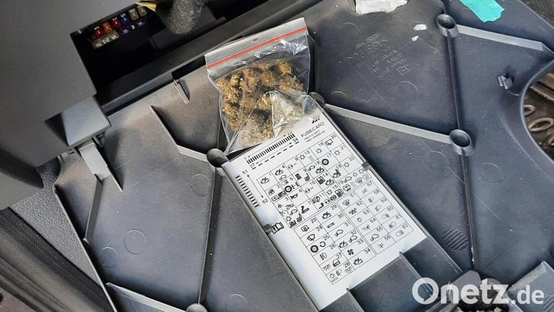 Im Sicherungskasten unterhalb des Lenkrades versteckte ein 34-Jähriger eine Tüte mit Marihuana, die er auf dem Dragon-Bazar bei Eger kaufte. Die Bundespolizei erwischte ihn bei der Einfuhr der Drogen. Bild: Bundespolizeiinspektion Waidhaus /exb