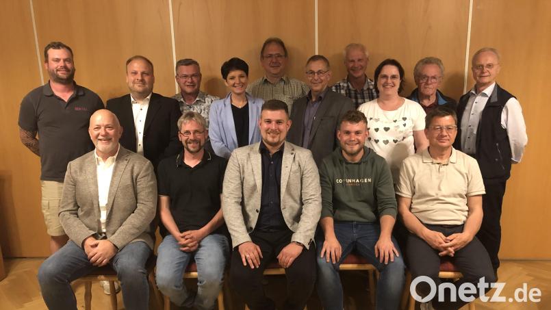 Der Vorstand des künftigen CSU-Ortsverbands Umland Vilseck mit stellvertretendem Kreisvorsitzenden Max Graf (stehend, Zweiter von links), sowie vorne Vorsitzender Christian Trummer (Mitte) und seine Stellvertreter Peter Lehner, Stefan Schertl, Julian Götz und Markus Graf (von links). Bild: ct