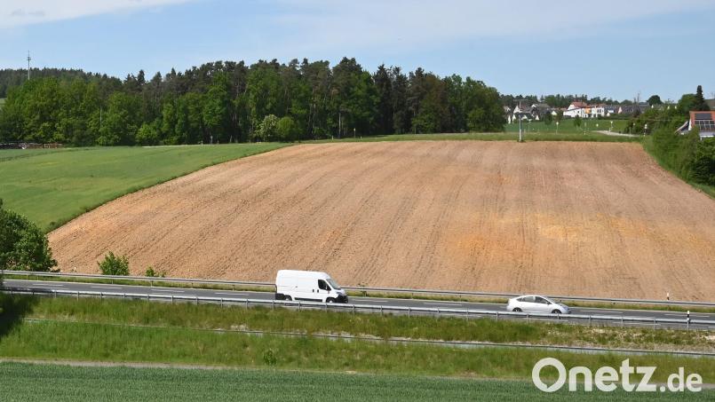 Westlich von Karmensölden (rechter Bildrand) ist ein neues, rund 10 Hektar großes Gewerbegebiet, vorrangig für kleinere Betriebe geplant. Die Erschließung soll von der Verbindungsstraße nach Poppenricht her erfolgen. Bild: gf