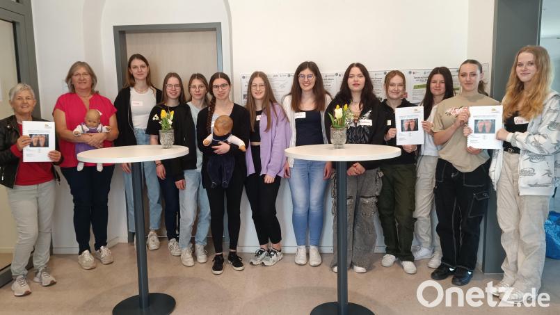 Die Absolventinnen des Babysitterkurses 2024 zeigt das Bild mit der Referentin Susanne Zölch (Zweite von links) und der Gleichstellungsbeauftragten Helga Forster (links). Bild: Maria Meyer/exb