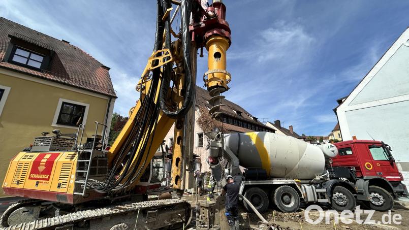 Das schwere Bohrgerät BG 15 H ist zurzeit im Bachviertel nicht zu überhören. Das Bohren von fast 100 Löchern verursacht enormen Lärm. Jedes dieser Löcher wird nach einem Spezialverfahren mit Beton und einer Eisen-Bewehrung gefüllt. Bild: Andreas Royer