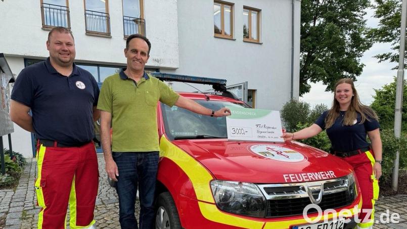 Manfred Rupprecht (links) und Sabine Schuster (rechts) nehmen den Spendenscheck für die First Responder von Bürgermeister Hans-Jürgen Strehl entgegen. Bild: gru