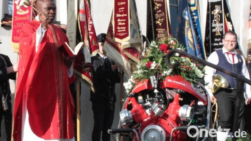 Die Segnung der neuen Tragkraftspritze der Feuerwehr Mitter-Oberauerbach nimmt Pfarrer Emmanuel Okoro vor. Bild: Markus Kurz/exb
