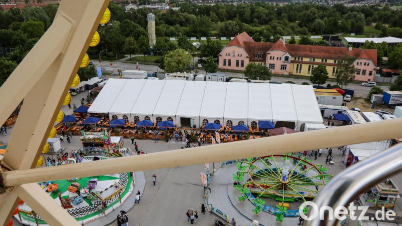 Das Riesenrad auf der Amberger Pfingstdult wird am Sonntagabend als erstes abgebaut. Bild: Wolfgang Steinbacher