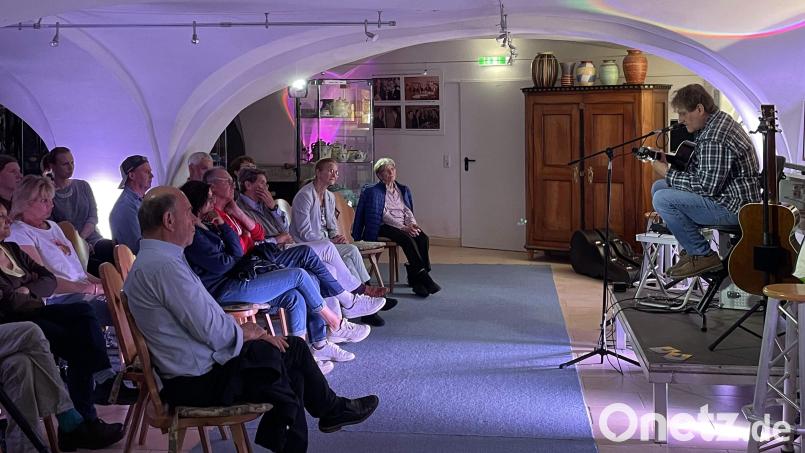 Beim Muttertagskonzert des Festspielvereins präsentierte der Gitarrenvirtuose Oliver Baum (rechts) seinem Publikum sowohl eigene Titel als auch bekannte Ohrwürmer. Bild: u