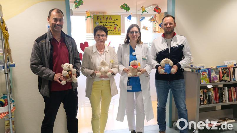 Bei der Übergabe der Bären: (von links) Schulleiter Martin Zimmermann; Flika-Vorsitzende Margit Meier, Oberärztin Dr. Birgit Prey von der Klinik für Kinder und Jugendliche sowie Lehrer Martin Süssner. Bild: Klinikum St. Marien/Dietl