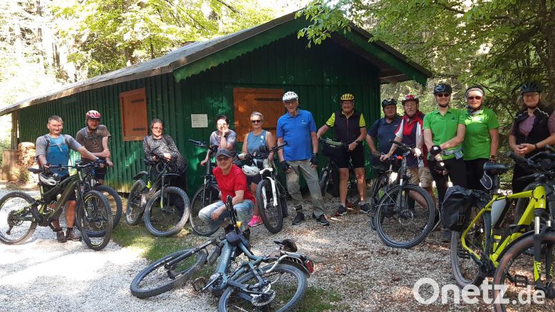 Die Radgruppe des Fichtelgebirgsvereins Nagel radelte um die Kösseine. Vor der Hirscherhütte war Gelegenheit für ein Gruppenfoto. Bild: Andreas Thillmann/exb