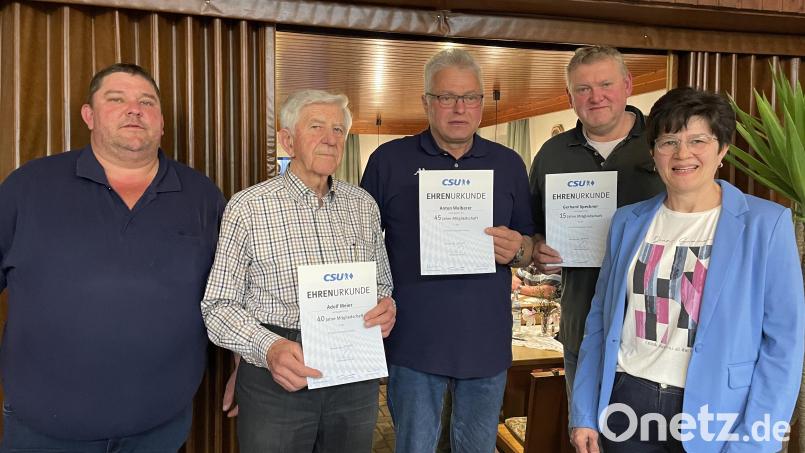 Vorsitzende Irmi Bauer (rechts) und Thomas Busch (von links) ehren Adolf Meier, Anton Walberer und Gerhard Speckner für ihre Treue zum Ortsverband. Bild: flk