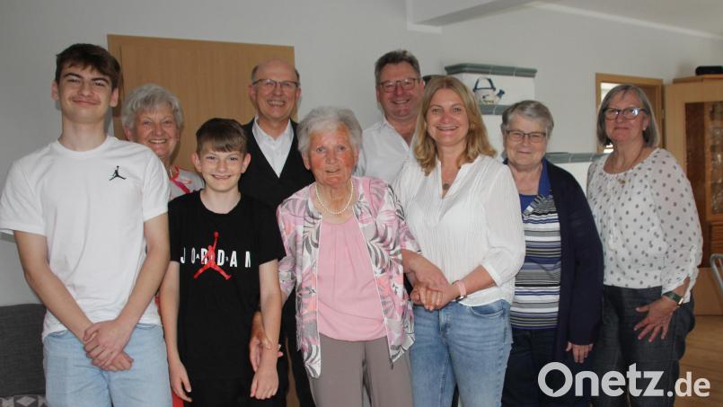 Auch (hinten von rechts) Seniorenbeauftragte Marianne Rath, Renate Pflug (Krankenpflegeverein), Bürgermeister Martin Prey und Pfarrer Herbert Rösl wünschen der Jubilarin (Fünfte von links) alles Gute. Bild: frd