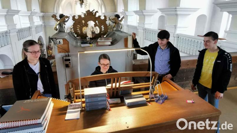Regionalkantor Florian Schuster (Zweiter von rechts) übt mit den Musikschülern das Thema &quot;Improvisation&quot; an der Orgel in Eslarn. Bild: gz