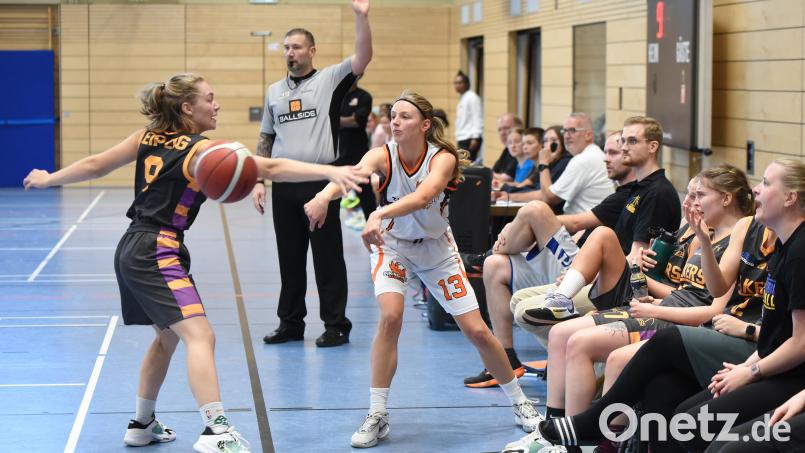 DJK-Nachwuchsspielerinnen wie Laetitia Birner (beim Einwurf) können auch in der kommenden Saison in der Regionalliga Nord Erfahrung sammeln. Im Bezirkspokalfinale unterliegt sie mit ihrem Team dem FC Tegernheim aber klar. Archivbild: Tobias Schwarzmeier